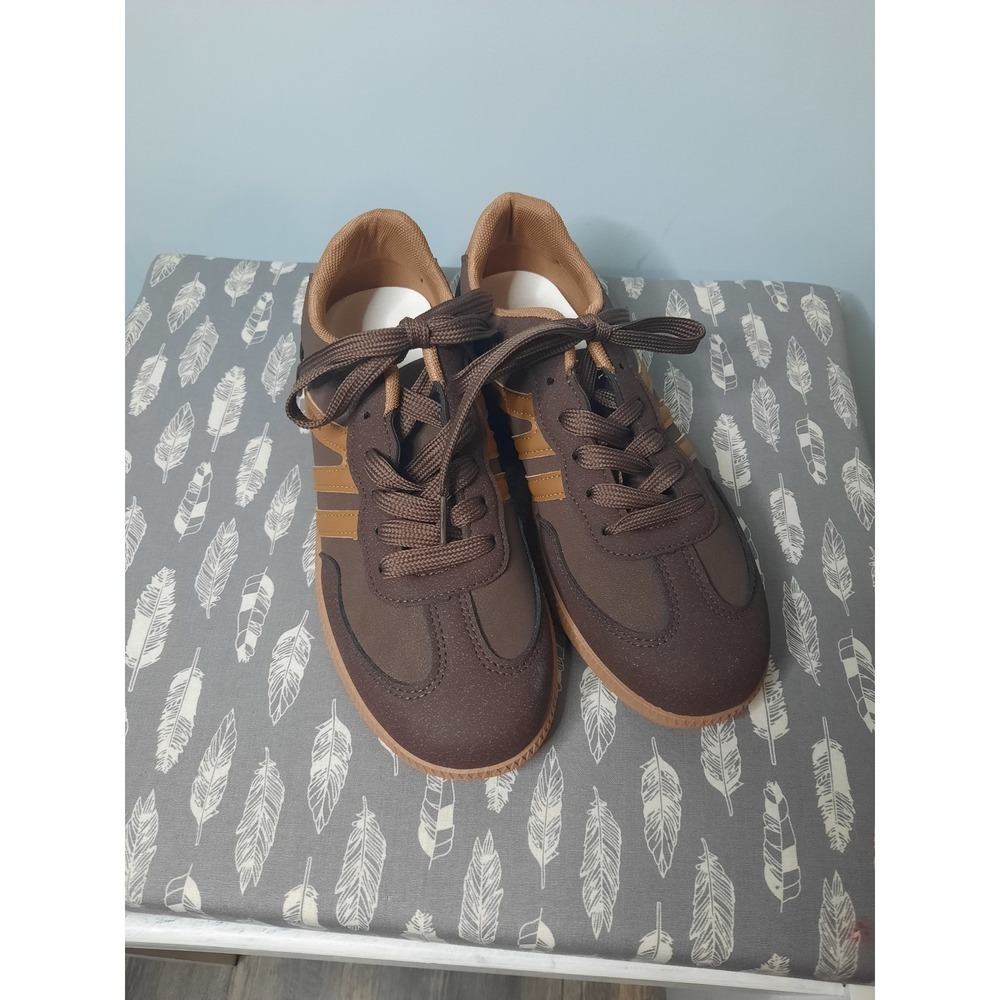 Walking Brown Tan Low Top Soccer Style Sneakers Gum Sole Size 38 Retro Athletic